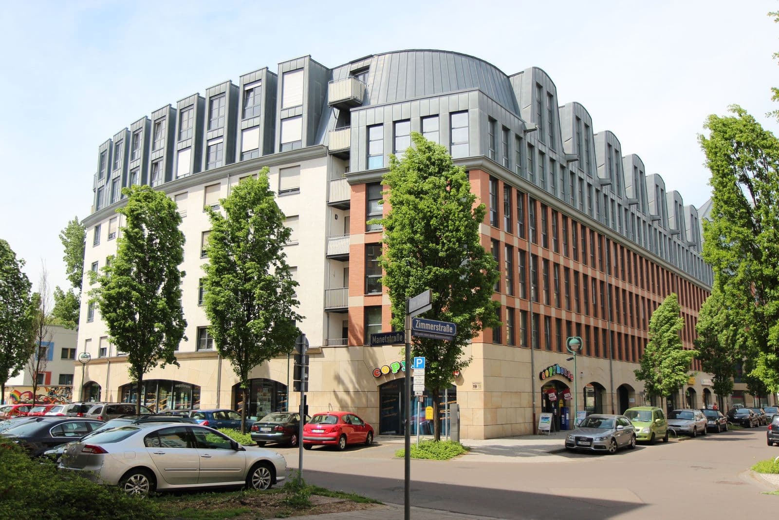 Sechsgeschossiges Gewerbegebäude mit Mansardendach, Ziegelfassade im unteren Bereich, Zimmerstraße in Leipzig