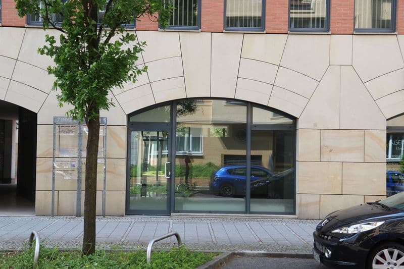 Erdgeschoss-Ladenlokal mit großflächiger Glasfront und Bogenfenster, helle Natursteinfassade, Zimmerstraße in Leipzig