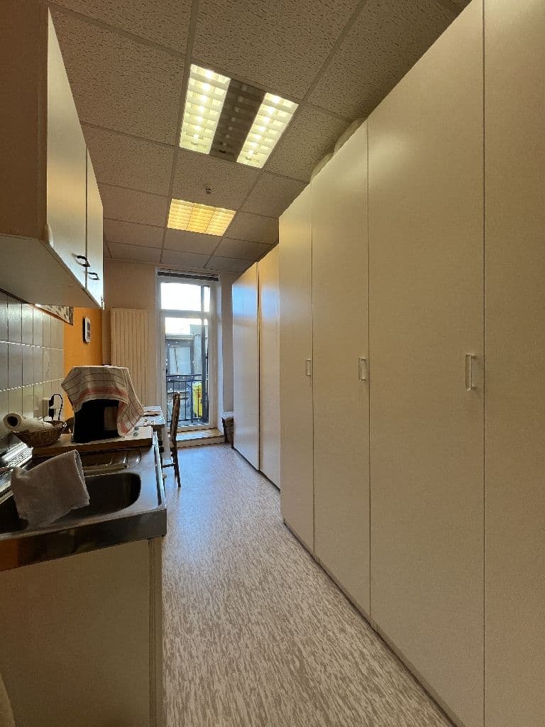 Schmale Gewerbeküche mit beiger Schrankwand, Kochnische links, Deckenleuchten, Zittauer Straße in Leipzig-Schönefeld