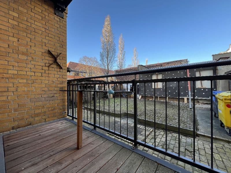 Holzterrasse mit schwarzem Metallgeländer, angrenzende Backsteinwand, Zittauer Straße in Leipzig-Schönefeld