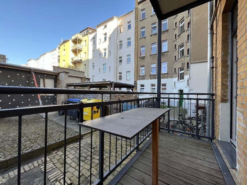Balkon mit Holzboden und schwarzem Metallgeländer, Zittauer Straße in Leipzig-Schönefeld