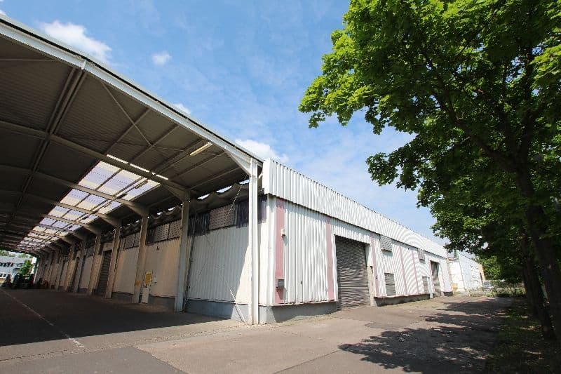 Großflächige Gewerbehalle mit Wellblechfassade, Flachdach und offener Lagerhalle, Zschortauer Straße in Leipzig