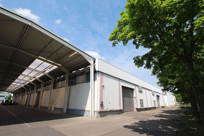 Flachbau mit Wellblechfassade, Carport auf der linken Seite, Zschortauer Straße in Leipzig-Eutritzsch