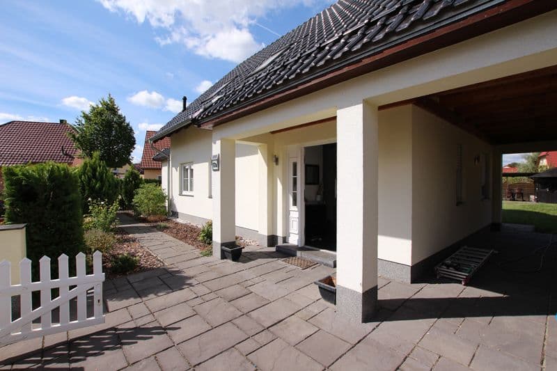 Einstöckiges Haus mit weißer Fassade, Flachdach und dunklen Dachziegeln, Zusestraße in Leipzig-Böhlitz-Ehrenberg
