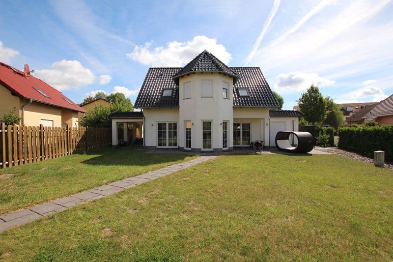 Zweistöckiges Einfamilienhaus mit Walmdach, schwarzen Dachziegeln, Zusestraße in Leipzig-Böhlitz-Ehrenberg