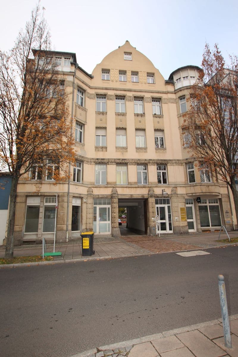 Fünfgeschossiges Gründerzeitgebäude mit Satteldach und Turm, Sandsteinfassade, Waisenstraße in Chemnitz