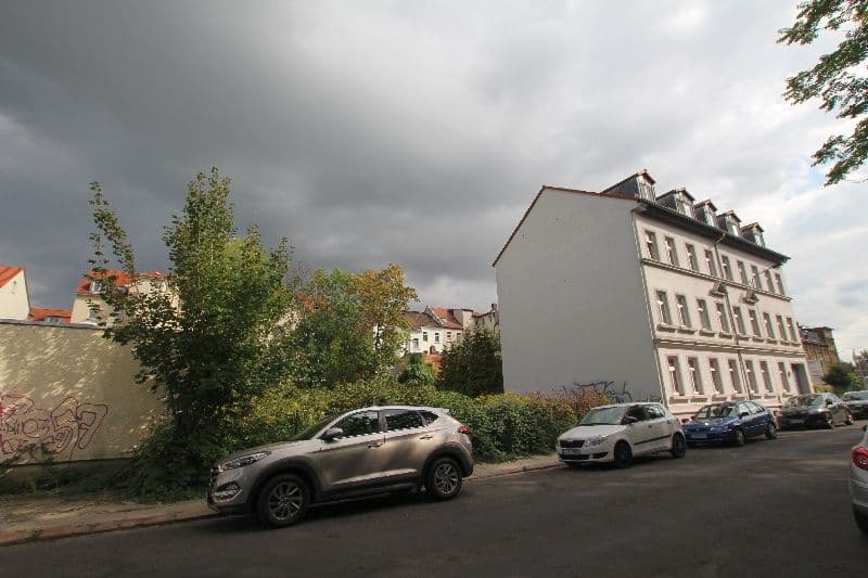 Vierstöckiges Wohnhaus mit Mansarddach und regelmäßiger Fensterfront, Barbarastraße in Leipzig
