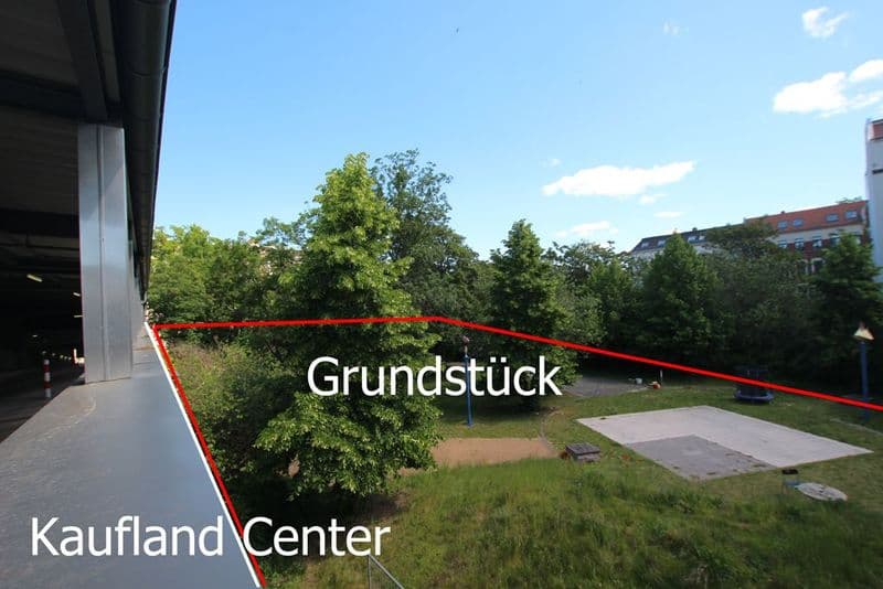 Freies Grundstück mit Grünfläche, Bäumen und gepflastertem Bereich, Dresdner Straße in Leipzig
