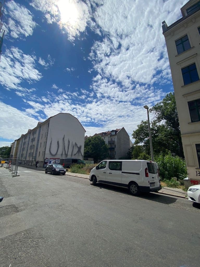 Mehrgeschossige Wohngebäude mit weißer Fassade und Mansardendach an Straße, Edlichstraße in Leipzig