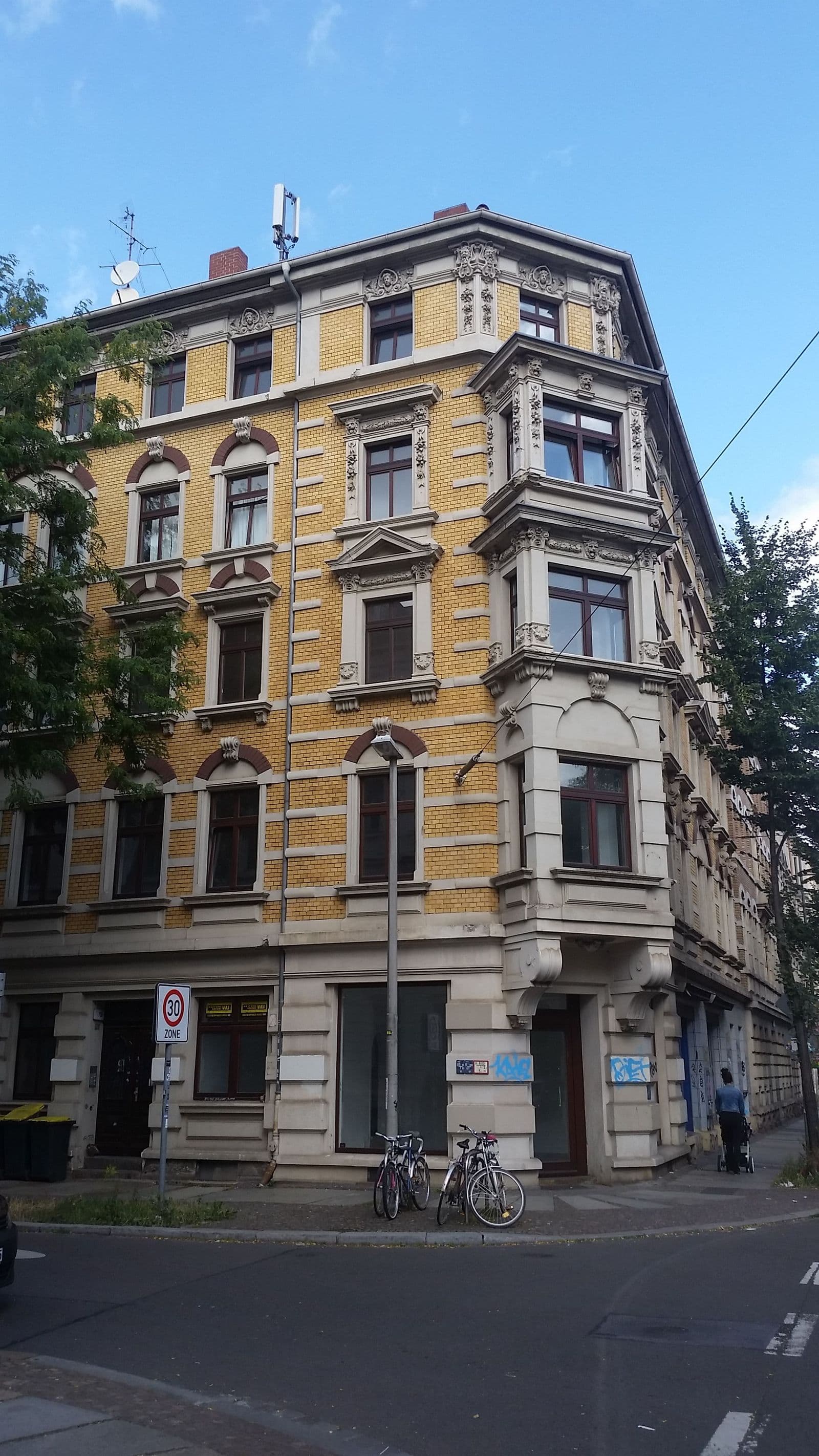 Fünfgeschossiges Gründerzeithaus mit gelber Ziegelfassade, Ludwigstraße in Leipzig-Volkmarsdorf