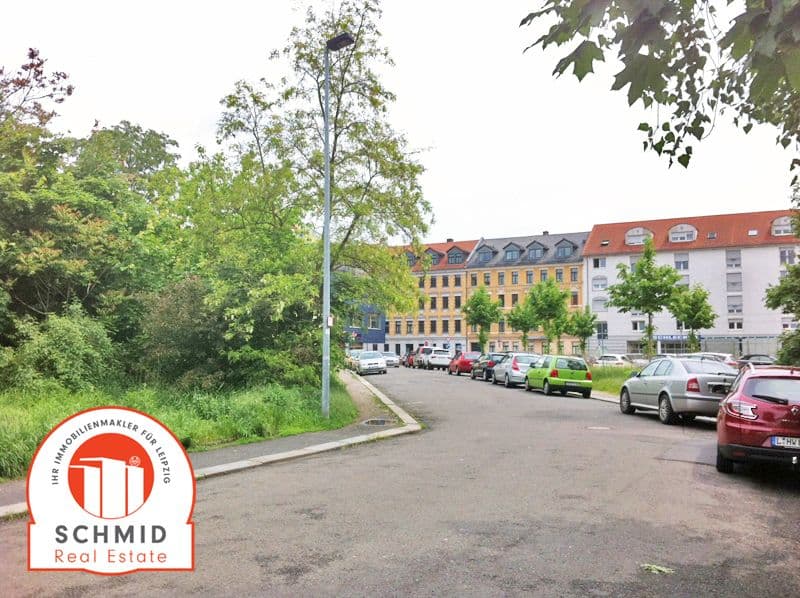 Parkplatz mit geparkten Autos, Schreiberstraße in Leipzig