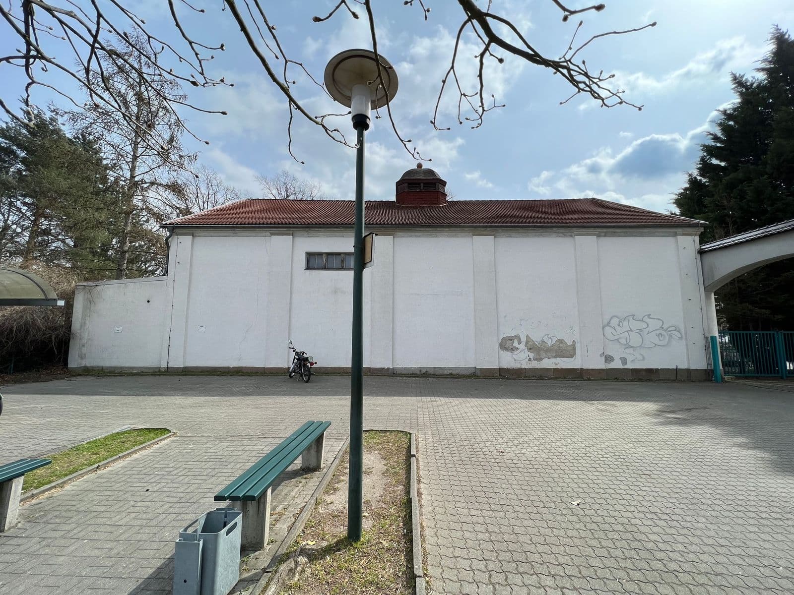 Einstöckiges Gebäude mit weißer Fassade, Ziegeldach und Schornstein, Schulweg in Leipzig-Engelsdorf
