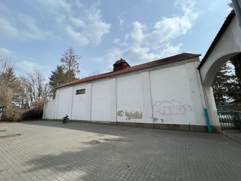 Eingeschossiges Gebäude mit weißer Fassade, Satteldach mit roten Ziegeln und Dachreiter, Schulweg in Leipzig-Engelsdorf