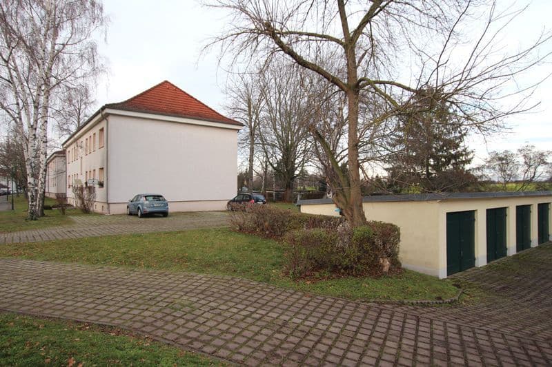 Zweigeschossiges Wohnhaus mit rotem Satteldach und weißer Fassade, Am Poseidon in Markkleeberg