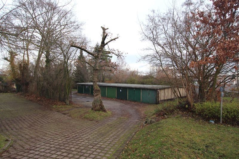 Grundstück mit grünem Blechgaragen-Ensemble, Kopfsteinpflaster-Weg, alter Baumbestand, Am Poseidon in Markkleeberg