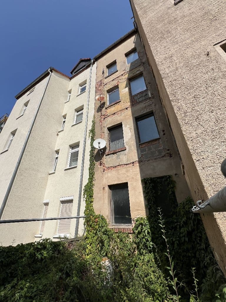 Vier- bis fünfgeschossige Wohngebäude mit verputzter und Backsteinfa­ssade, Käthe-Kollwitz-Straße in Altenburg