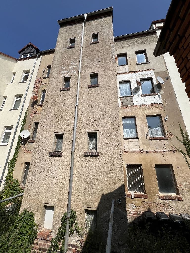 Sechsgeschossiges Mietshaus mit Ziegelfassade, teilweise verputzt, Käthe-Kollwitz-Straße in Altenburg