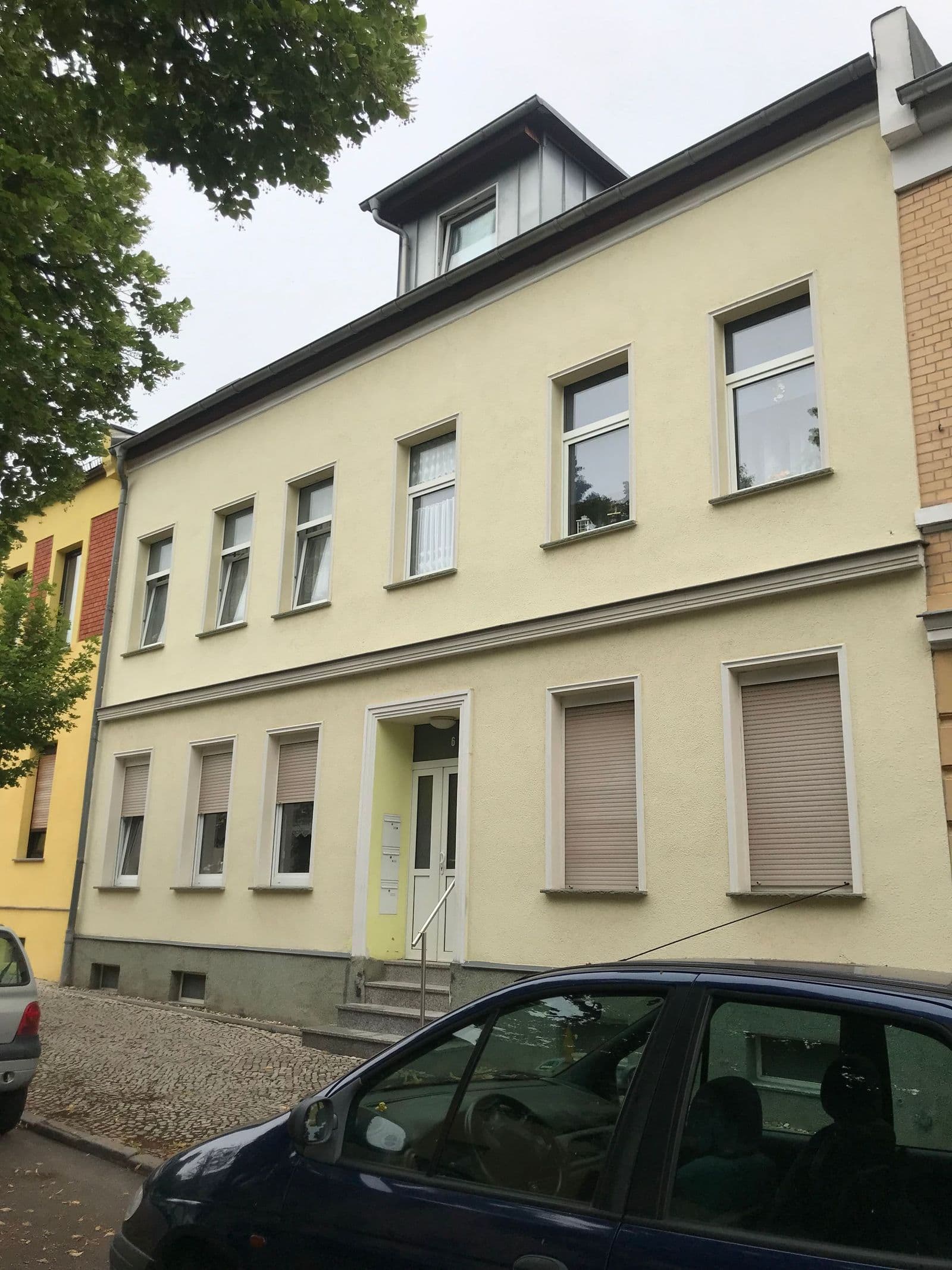 Zweigeschossiges Wohnhaus mit cremefarbener Fassade, Satteldach und Dachgaube, Waltherstraße in Bernburg