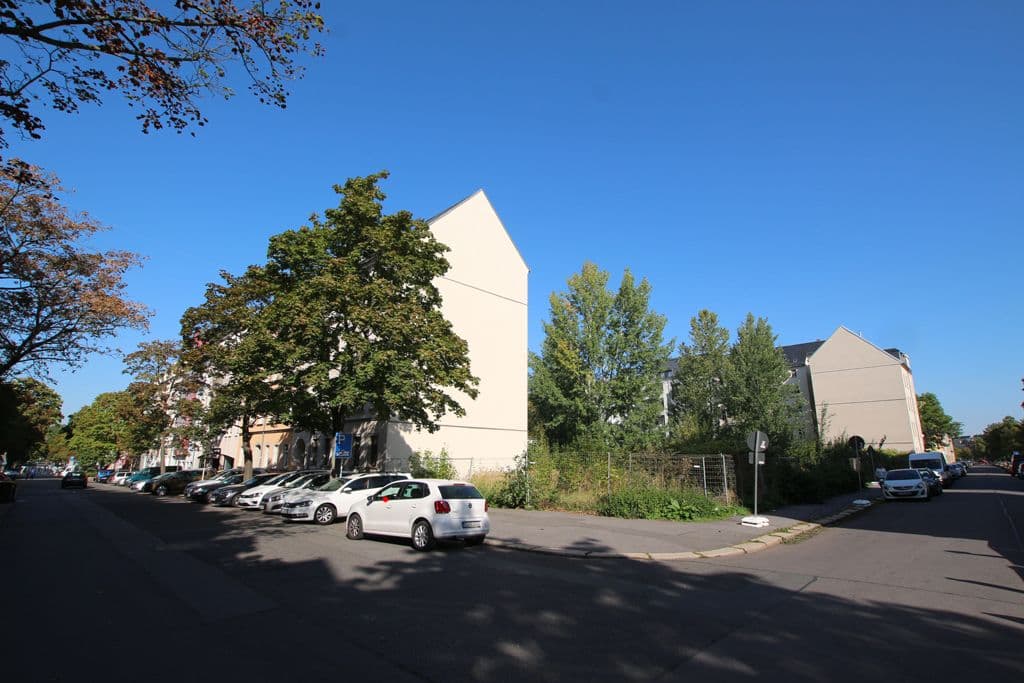 Mehrgeschossiges Wohnhaus mit weißer Fassade und Satteldach, umgeben von Bäumen, Johann-von-Zimmermann-Straße in Chemnitz