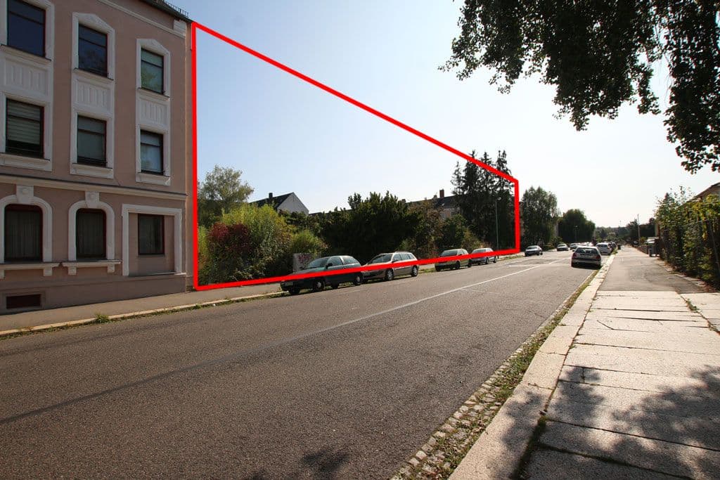 Viergeschossiges Wohngebäude mit rosa Putzfassade und Rundbogenfenstern, Kreherstraße in Chemnitz