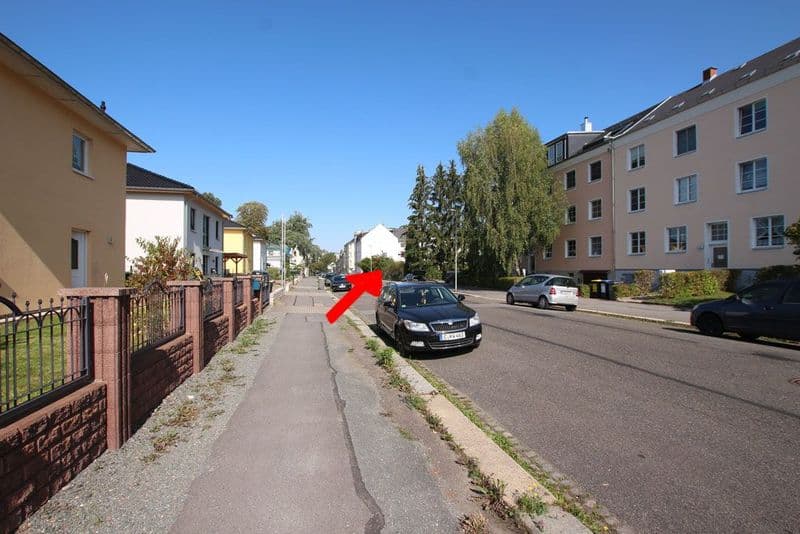 Wohnstraße mit zwei- bis vierstöckigen Mehrfamilienhäusern, Bäumen und geparkten Autos, Kreherstraße in Chemnitz