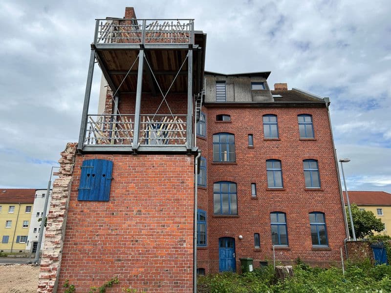 Vierstöckiges Backsteingebäude mit aufgesetztem Industriebau, Metallkonstruktion und Schornstein oben, Heidestraße in Dessau
