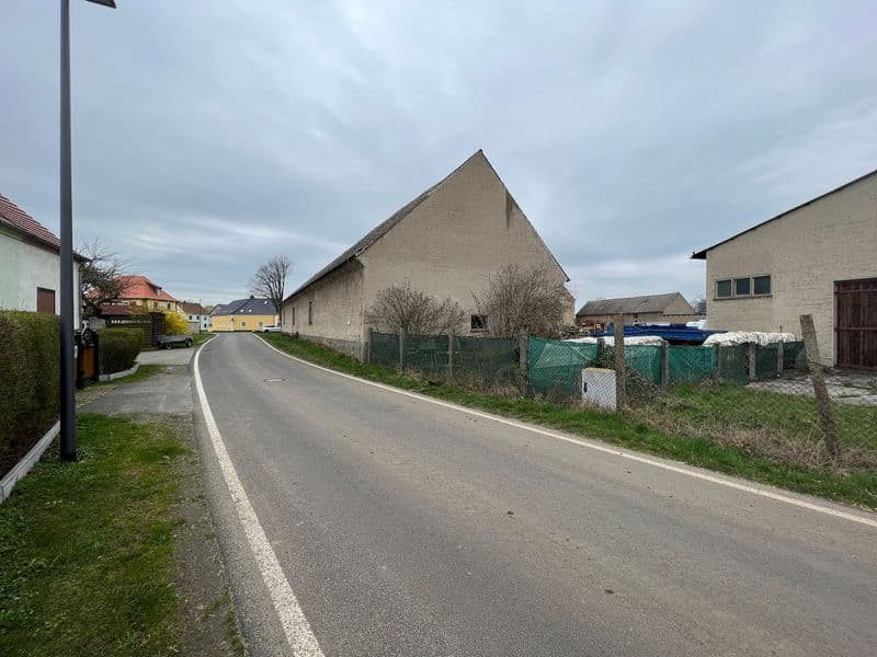 Satteldach-Bauernhaus mit Verputzfassade, zwei Geschosse, grüner Zaun, An der Zimmerei in Eilenburg-Pressen