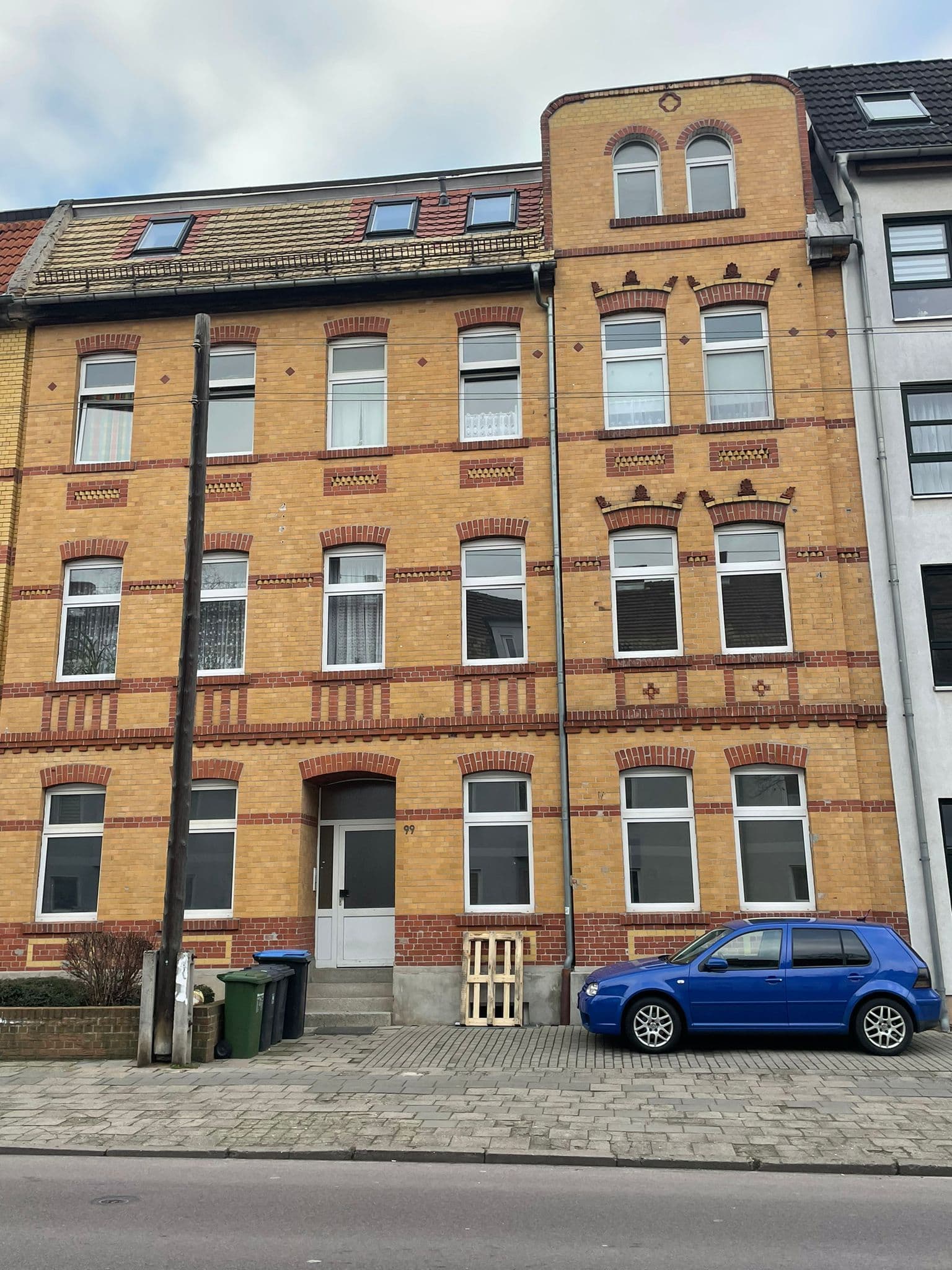 Gelbziegelfassade mit roten Zierbändern und Bogenfenstern, vier Geschosse, Lohmannstraße in Köthen