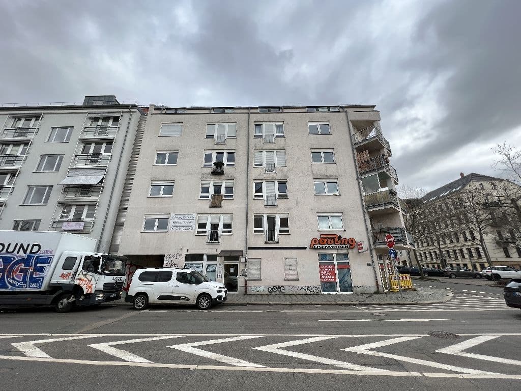 Fünfgeschossiges Wohnhaus mit Putzfassade und Balkonen, Erdgeschoss mit Ladennutzung, Bernhard-Göring-Strasse in Leipzig