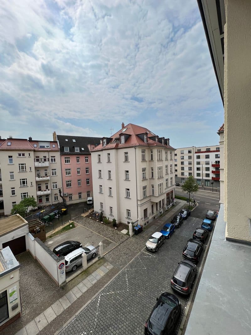 Mehrgeschossige Wohngebäude mit Mansarddächern und Ziegeldächern, Beuchaer Straße in Leipzig