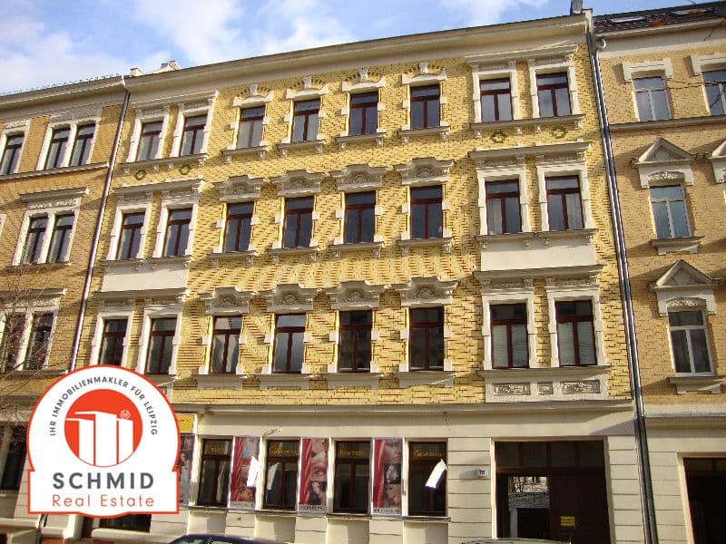 Vierstöckiges Gründerzeithaus mit gelber Ziegelfassade und regelmäßiger Fensterreihung, Breitenfelder Straße in Leipzig