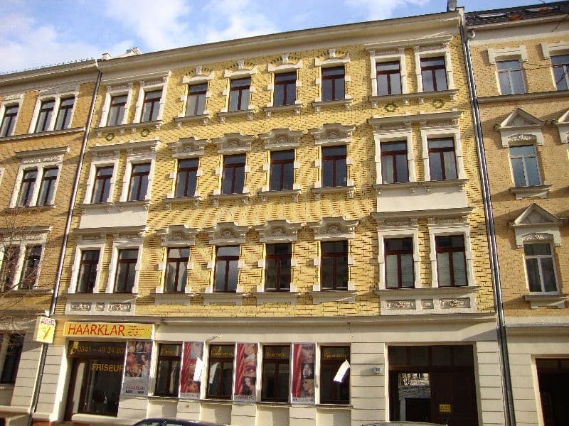 Gründerzeithaus mit gelber Ziegelfassade, drei Geschosse, Rundbogenfenster, Breitenfelder Straße in Leipzig-Gohlis-Mitte