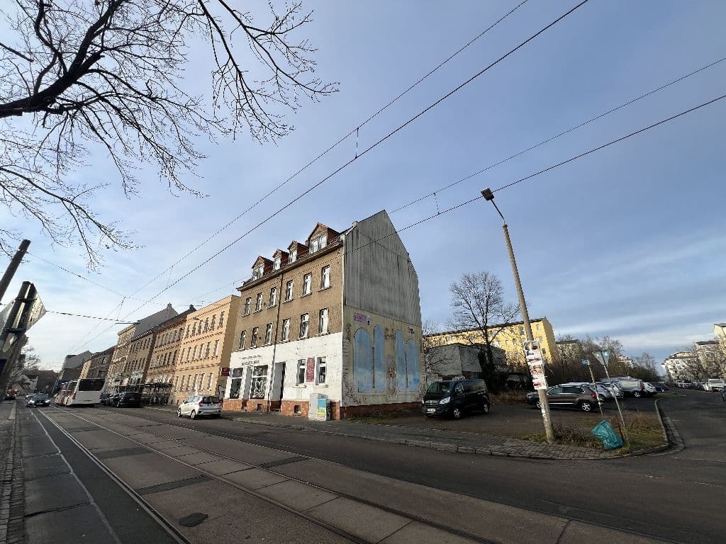 Gründerzeitliche Wohnhäuser mit Mansarddächern, Erdgeschoss teilweise in Sanierung, Dieskaustraße in Leipzig