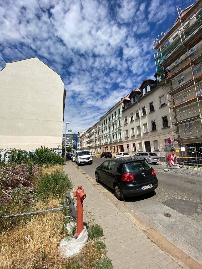 Viergeschossiges Gründerzeitgebäude mit Mansardendach und weißer Fassade, Edlichstraße in Leipzig