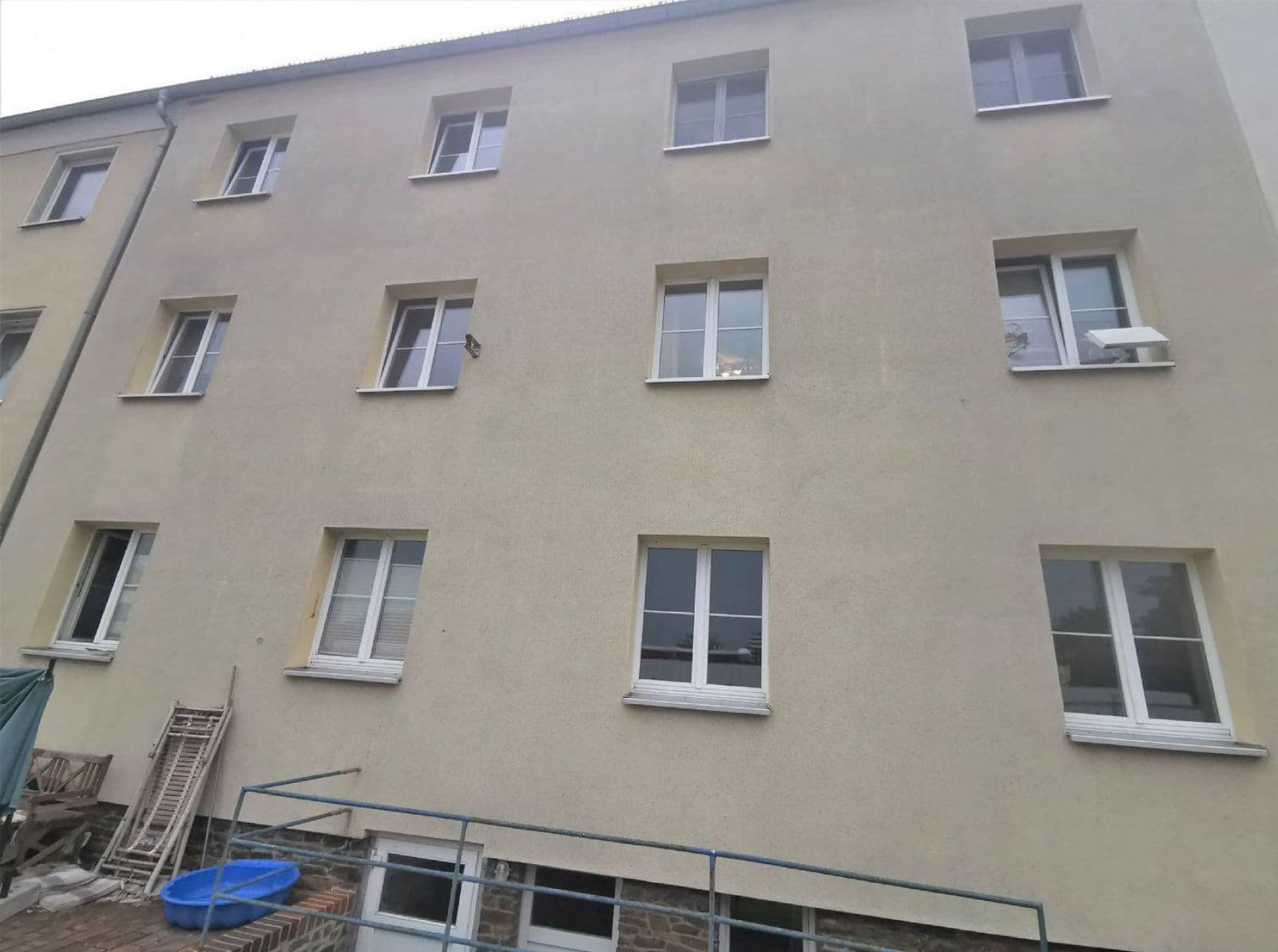 Vierstöckiges Wohnhaus mit beigefarbener Putzfassade und regelmäßig angeordneten, Eythstraße in Leipzig-Eutritzsch