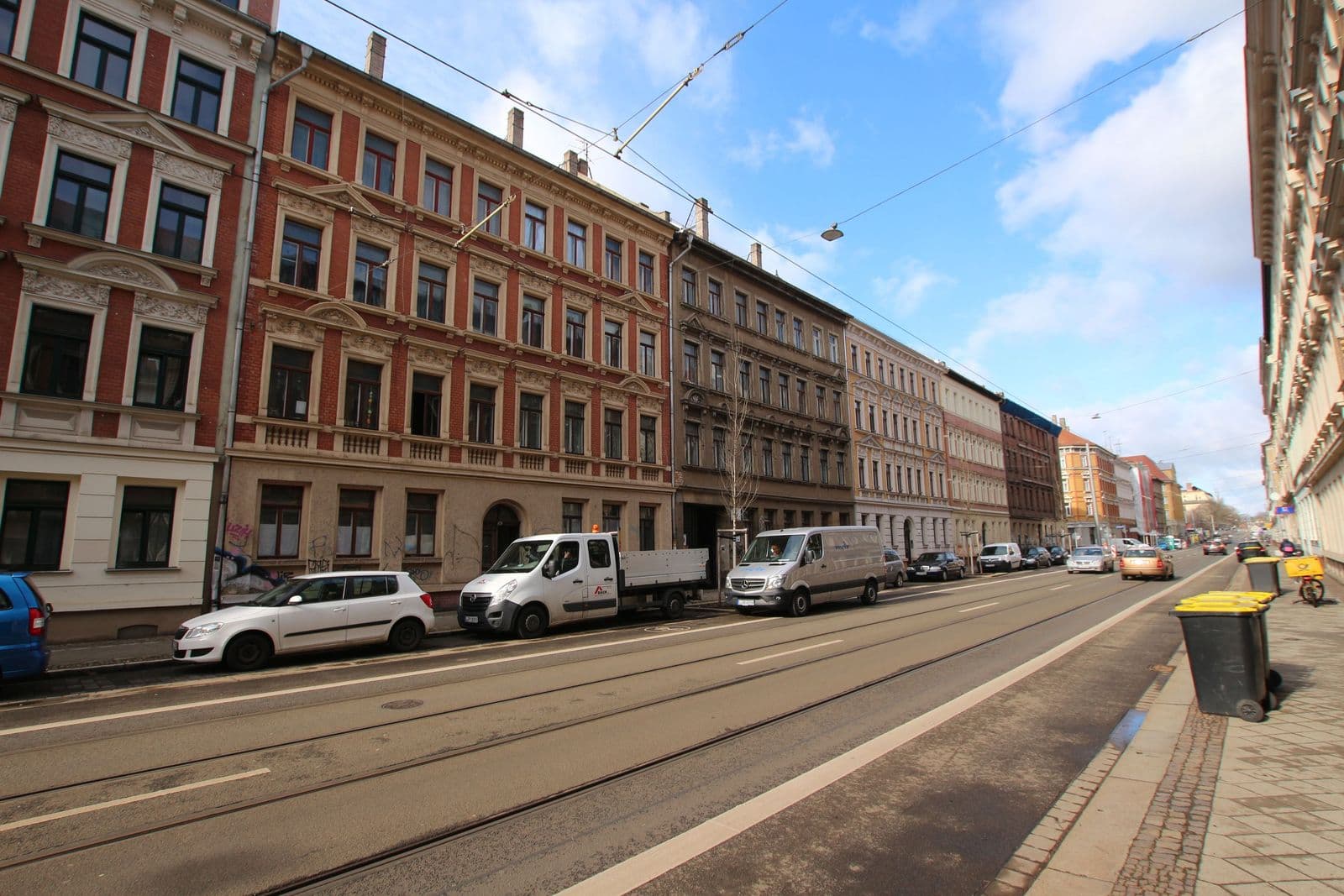 Gründerzeitgebäude mit fünf bis sechs Geschossen, rote und beige Fassaden, Georg-Schwarz-Straße in Leipzig-Leutzsch