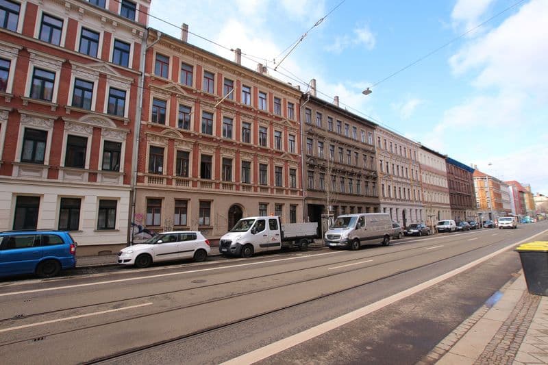 Gründerzeitfassaden mit vier bis fünf Geschossen, rote und beige Putze, Georg-Schwarz-Straße in Leipzig-Leutzsch
