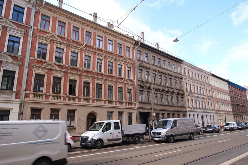 Viergeschossiges Gründerzeithaus mit roter Backsteinfassade, Georg-Schwarz-Straße in Leipzig