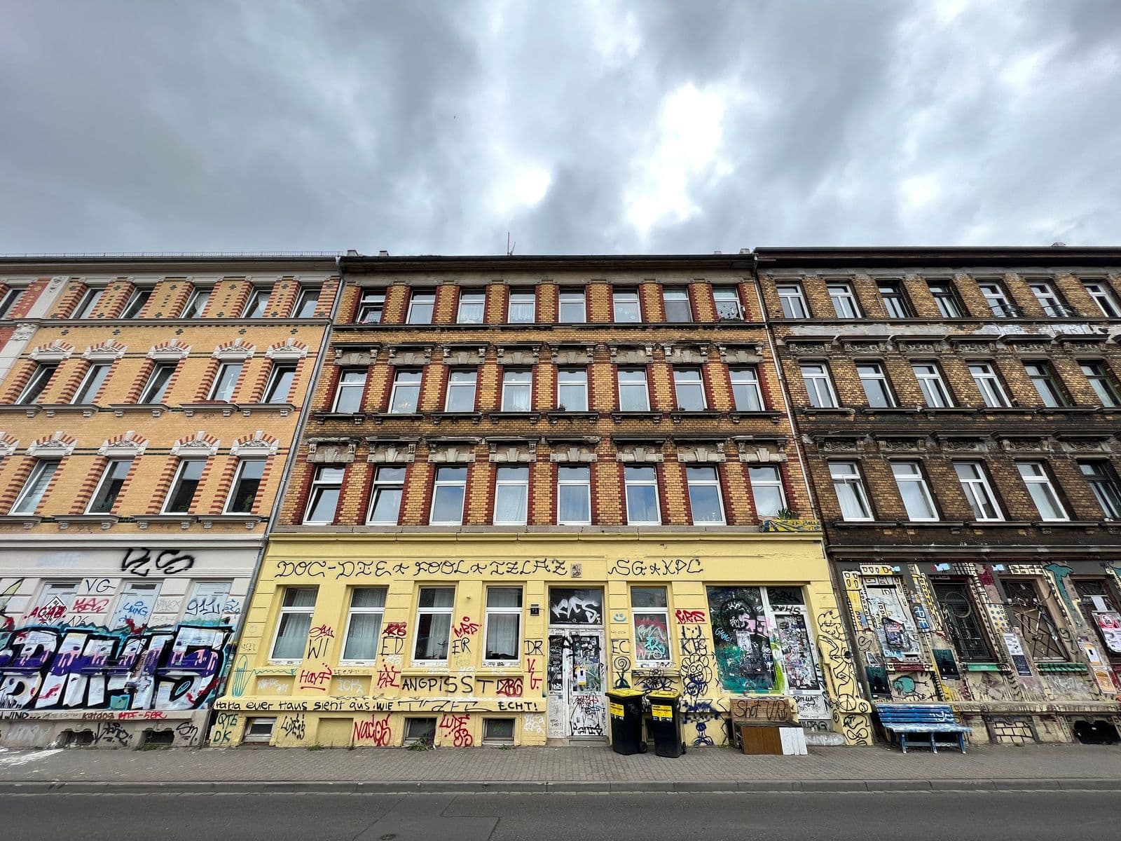 Gründerzeitfassade mit vier Geschossen, Backstein, regelmäßige Fensterreihen, Gießerstraße in Leipzig