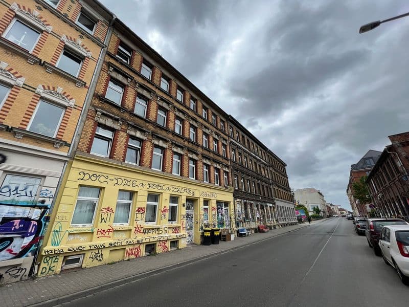 Gießerstraße in Leipzig: Gründerzeitgebäude mit Ziegelfassade, Erdgeschoss gelb gestrichen mit Graffiti
