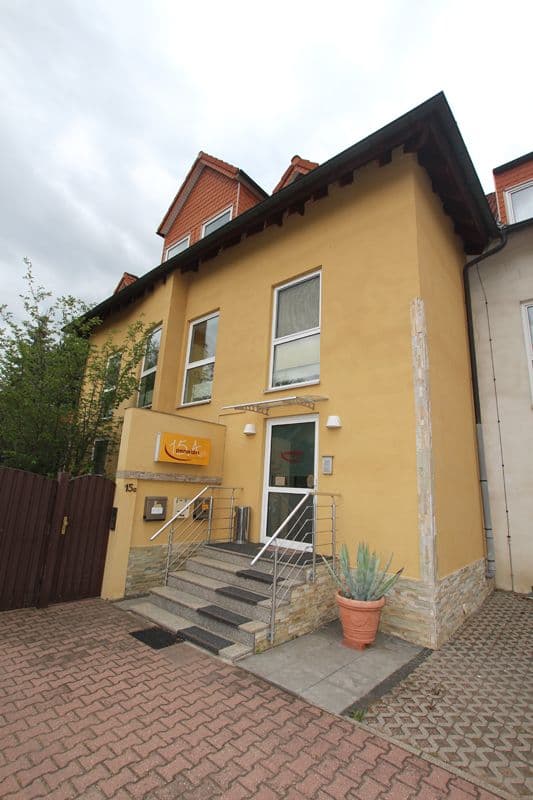 Dreigeschossiges Wohnhaus mit gelber Fassade, Satteldach und Ziegeln, Gräfestraße in Leipzig-Eutritzsch