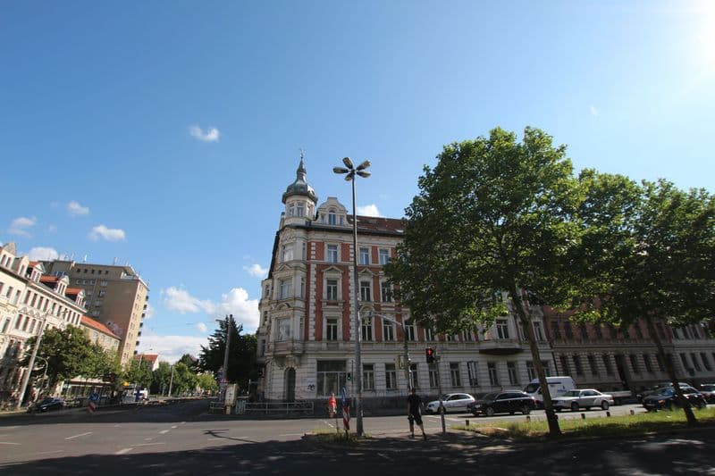 Fünfgeschossiges Gründerzeithaus mit Türmchen und Mansarddach, Karl-Liebknecht-Straße in Leipzig
