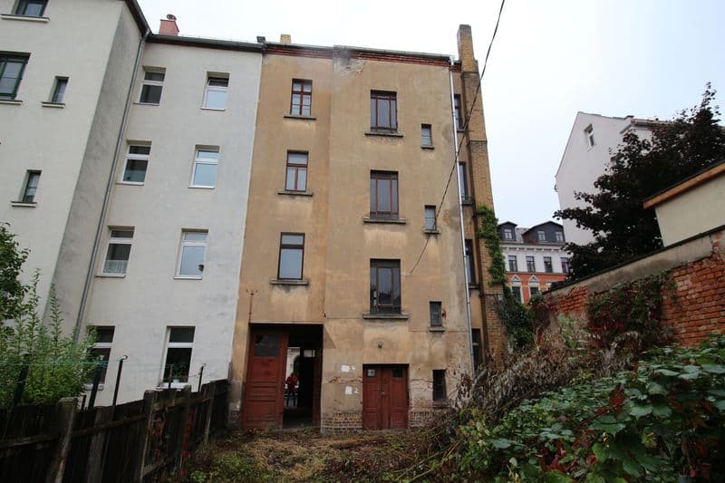 Vier- und fünfgeschossiger Gründerzeitbau mit beiger Putzfassade, kleine Fenster, Klingenstraße in Leipzig-Kleinzschocher