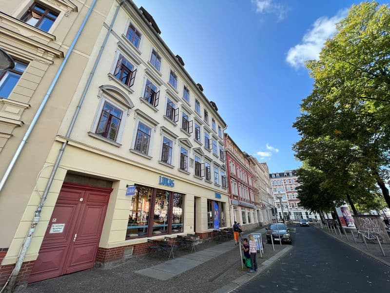 Fünfgeschossiges Gründerzeitgebäude mit beiger Fassade, Lindenauer Markt in Leipzig