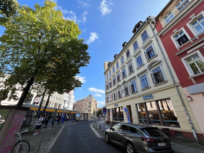 Gründerzeitgebäude mit roter und cremefarbener Fassade, Mansarddach, Lindenauer Markt in Leipzig