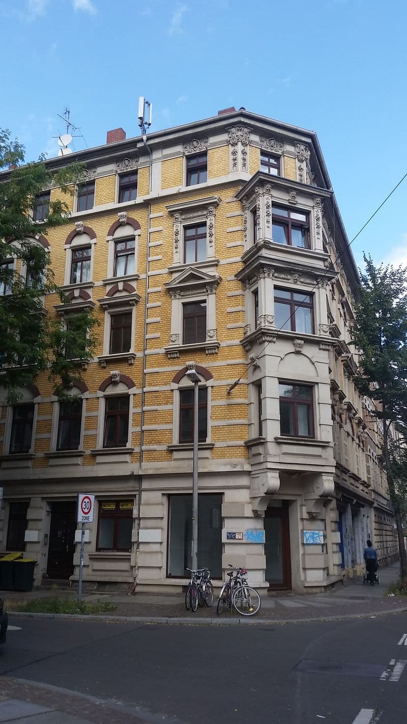 Gründerzeitgebäude mit fünf Geschossen, gelber Ziegelfassade, Stuckverzierungen, Ludwigstraße in Leipzig-Volkmarsdorf