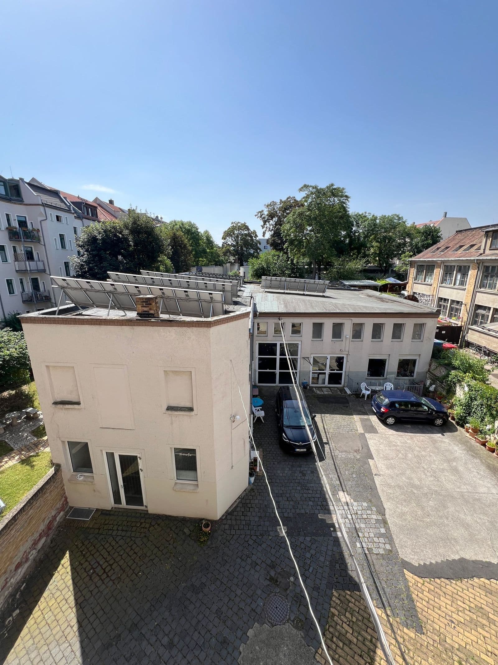 Modernes Wohngebäude mit Flachdach und Solaranlage, Lützner Straße in Leipzig-Altlindenau
