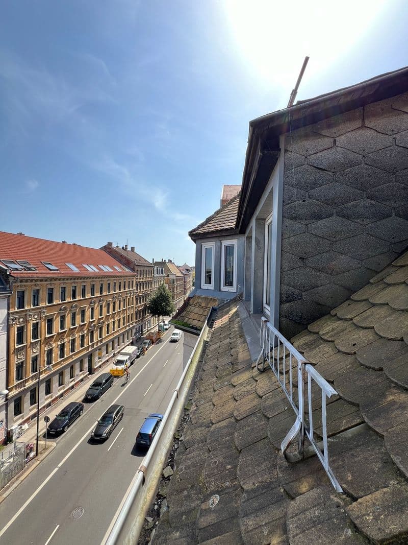 Dachterrasse mit Schrägdach, Ziegeldach und Dachgaube mit Fenster, Lützner Straße in Leipzig-Altlindenau
