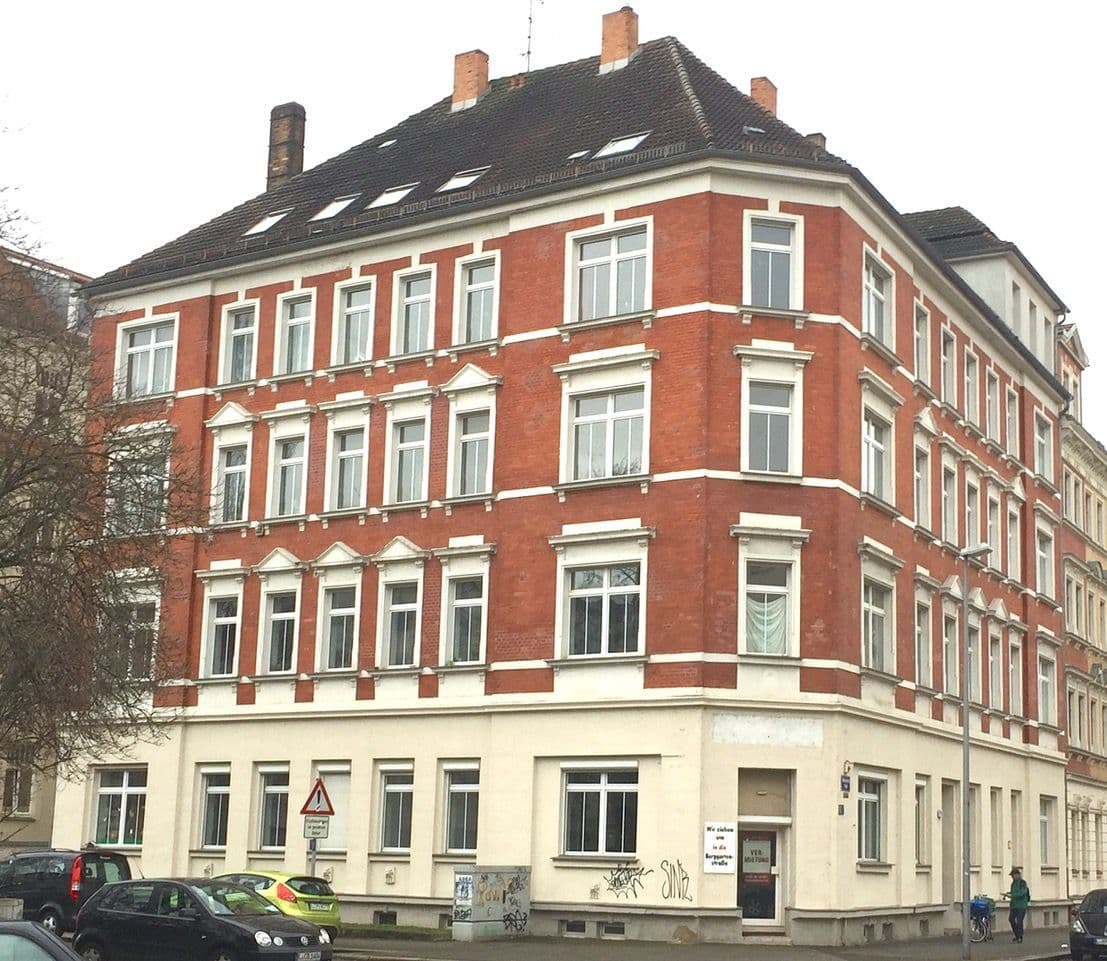 Gründerzeithaus mit roter Backsteinfassade, drei Vollgeschosse, Möckernsche Straße in Leipzig-Gohlis-Süd