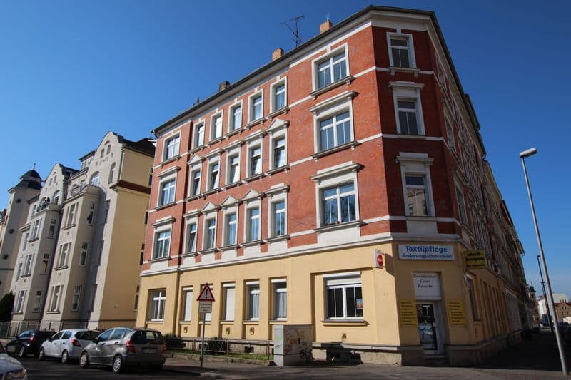 Vier Geschosse Ziegelbau mit roter Fassade, weiße Fenstergewände, Flachdach, Möckernsche Straße in Leipzig-Gohlis-Süd